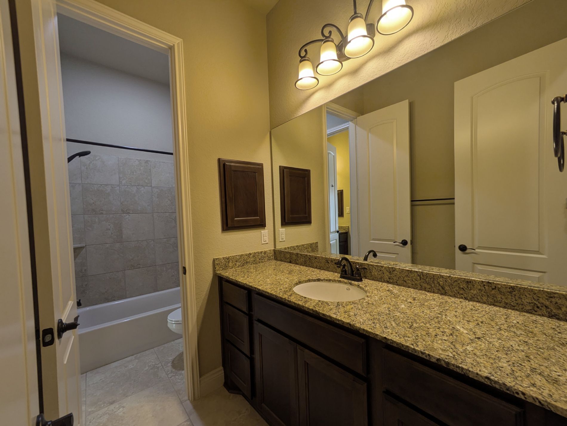 Jack and Jill Bathroom for Bedroom 3+4