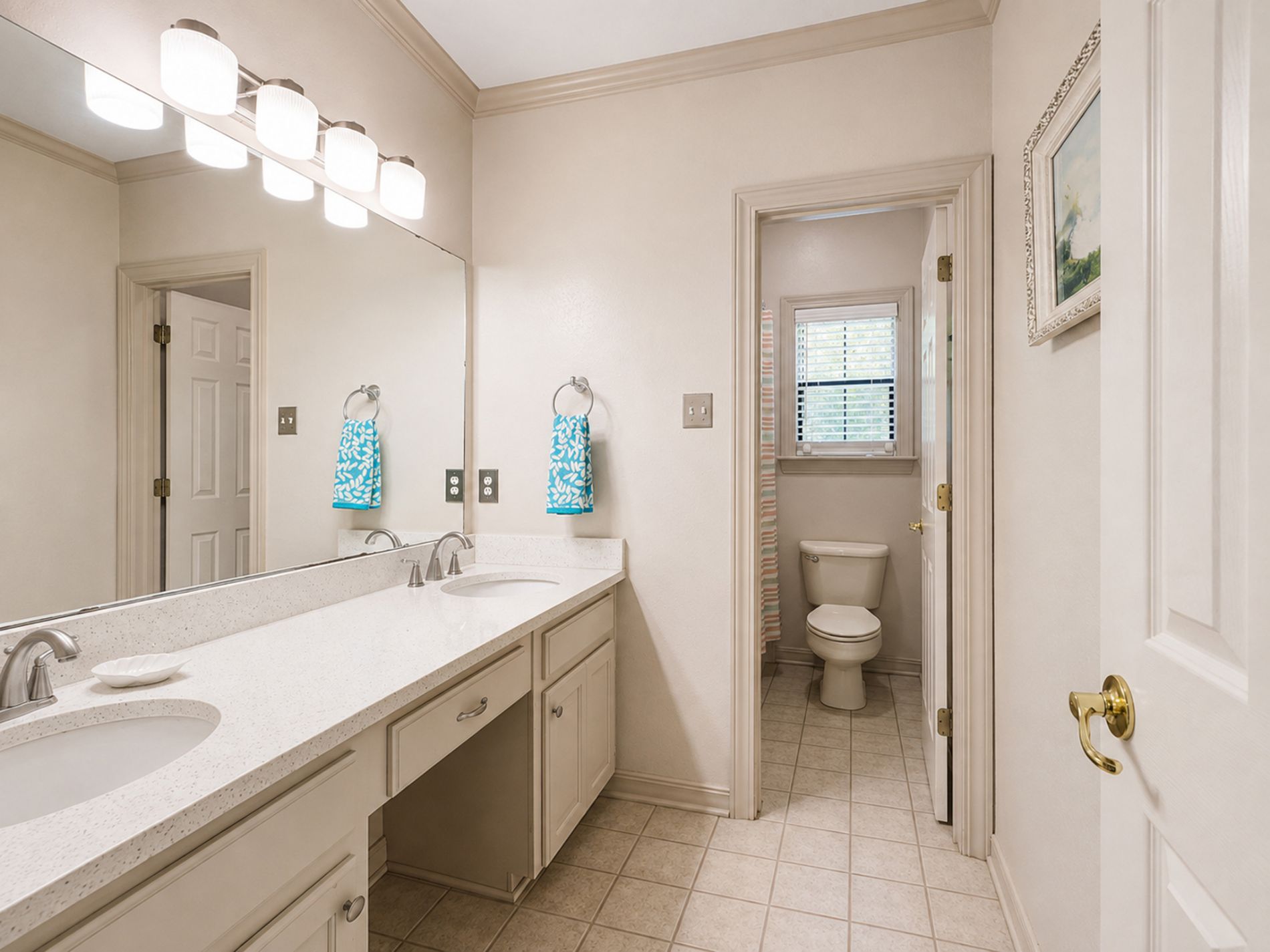 Secondary bathroom with shower/tub